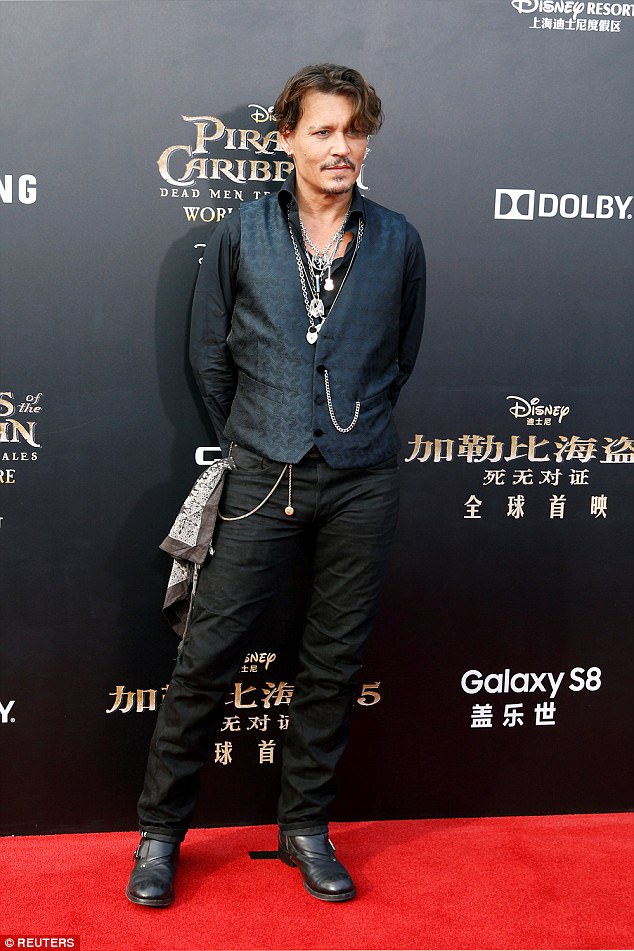 “Cướp biển” Johnny Depp hẹn hò trở lại sau khi ly hôn vợ trẻ - Ảnh 1.