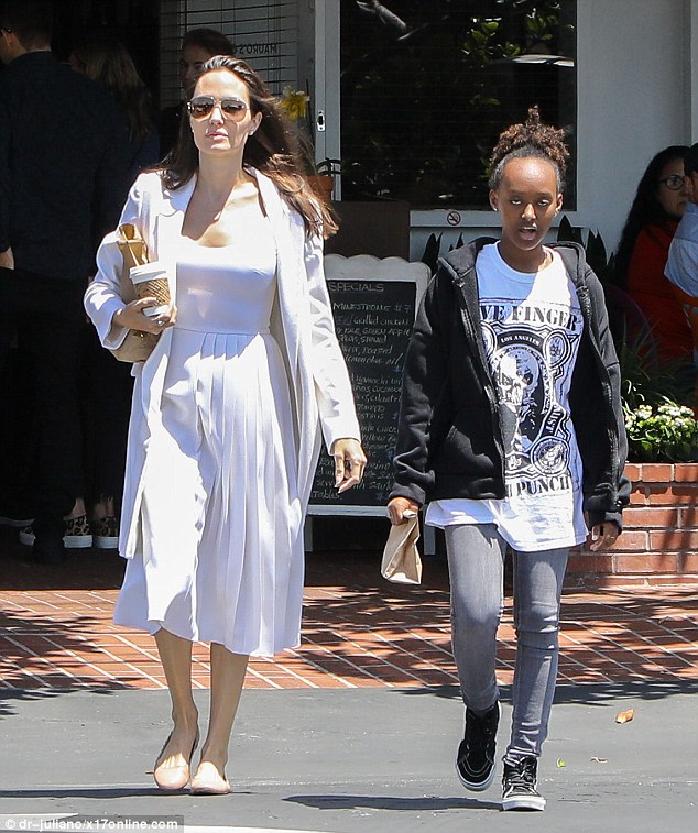 Pax Thiên chững chạc xách đồ cho mẹ Angelina Jolie khi đi mua sắm - Ảnh 2.