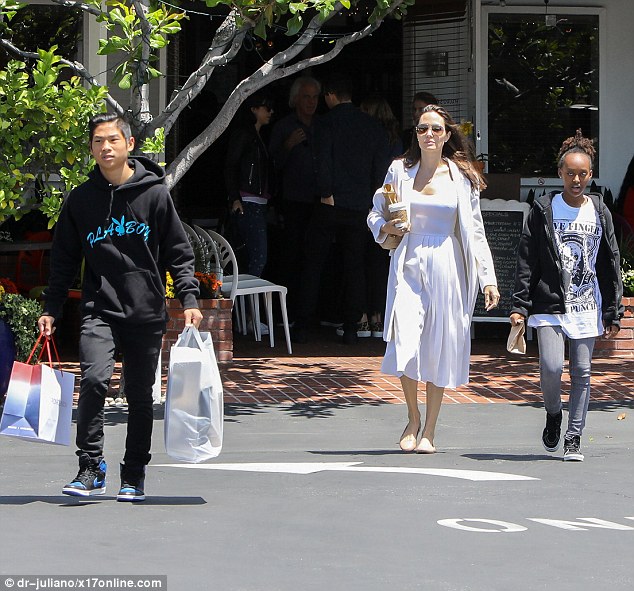 Pax Thiên chững chạc xách đồ cho mẹ Angelina Jolie khi đi mua sắm - Ảnh 3.