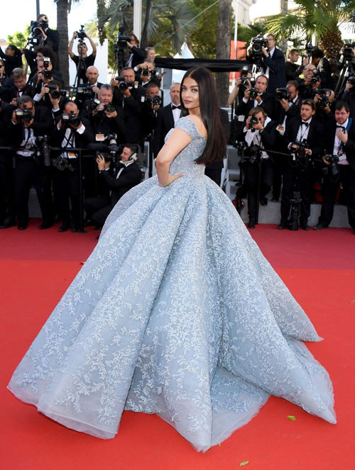 5 người chạy theo nâng váy hộ “Hoa hậu đẹp nhất mọi thời đại” Aishwarya Rai - Ảnh 2. 5 người chạy theo nâng váy hộ “Hoa hậu đẹp nhất mọi thời đại” Aishwarya Rai - Ảnh 2.