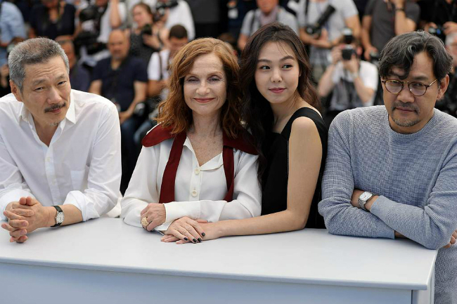 Cặp đôi tai tiếng Kim Min Hee và đạo diễn già Hong Sang Soo tươi cười sánh bước tại LHP Cannes - Ảnh 3.