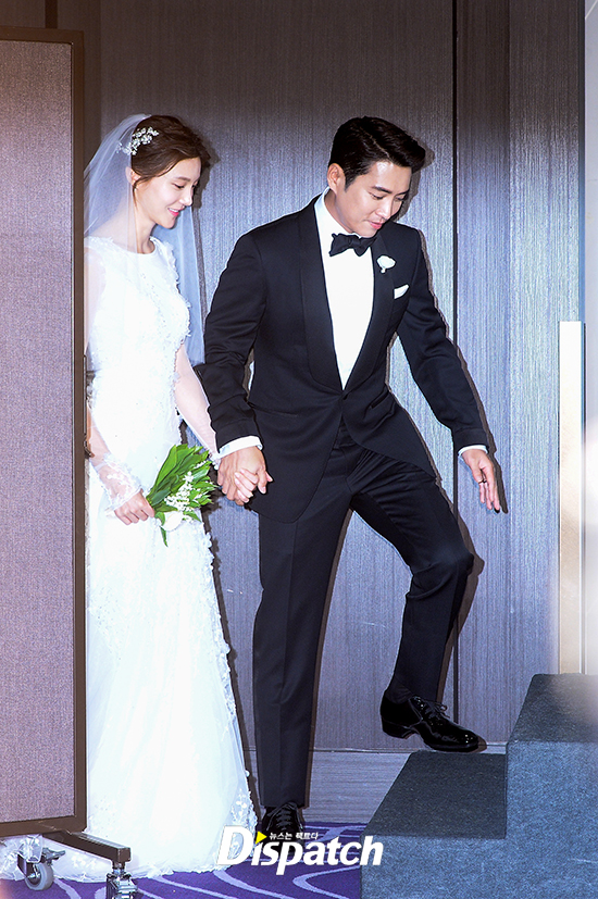 Cặp đôi Cha Ye Ryun và Joo Sang Wook trao nhau nụ hôn ngọt ngào trong ngày cưới - Ảnh 1.