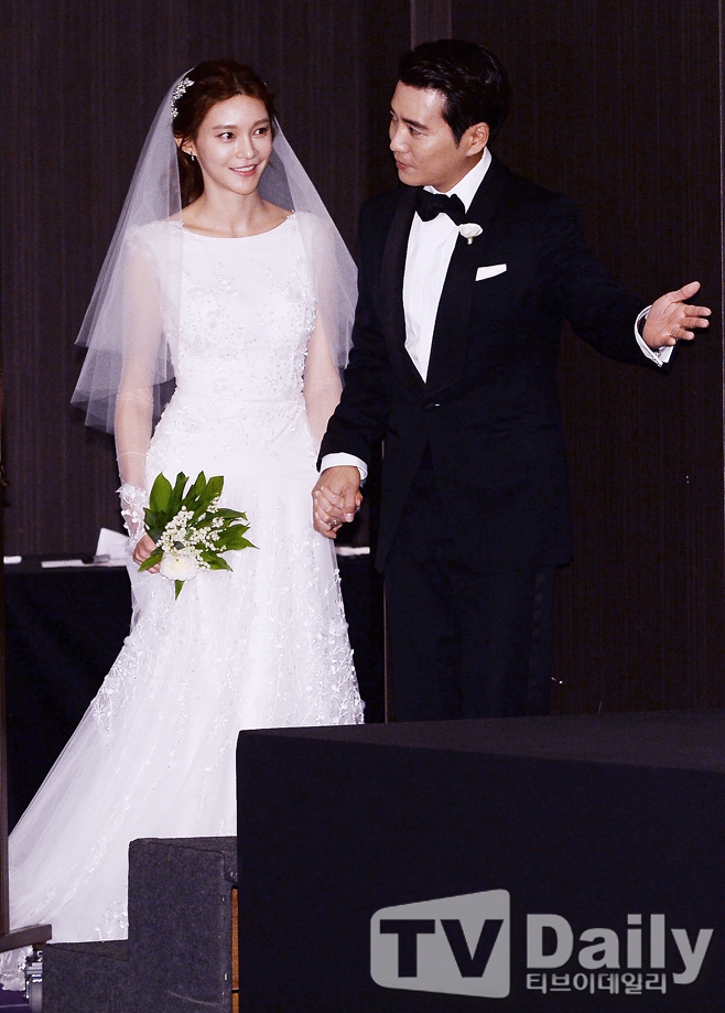 Cặp đôi Cha Ye Ryun và Joo Sang Wook trao nhau nụ hôn ngọt ngào trong ngày cưới - Ảnh 2.