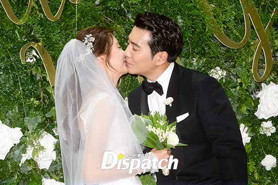 Cặp đôi Cha Ye Ryun và Joo Sang Wook trao nhau nụ hôn ngọt ngào trong ngày cưới - Ảnh 6.