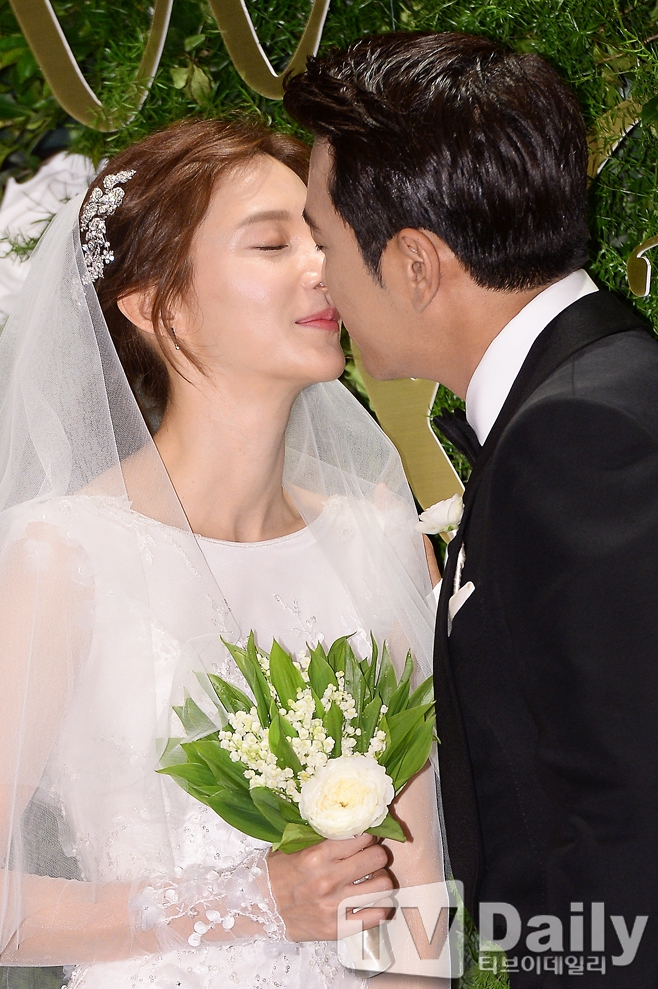 Cặp đôi Cha Ye Ryun và Joo Sang Wook trao nhau nụ hôn ngọt ngào trong ngày cưới - Ảnh 7.