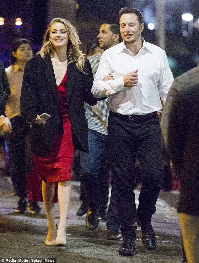 Vợ cũ Johnny Depp tay trong tay hẹn hò lãng mạn với người tình tỷ phú - Ảnh 1.