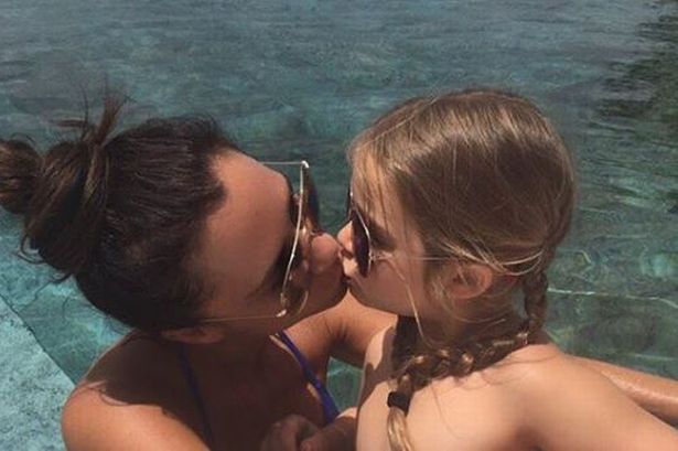 Nụ hôn môi giữa David Beckham và con gái Harper nhận phản ứng gay gắt - Ảnh 3.