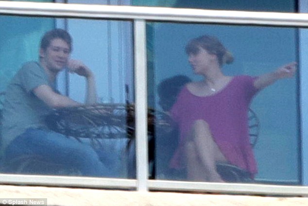 Lần đầu tiên Taylor Swift bị bắt gặp trò chuyện cùng bạn trai mới - Ảnh 2.