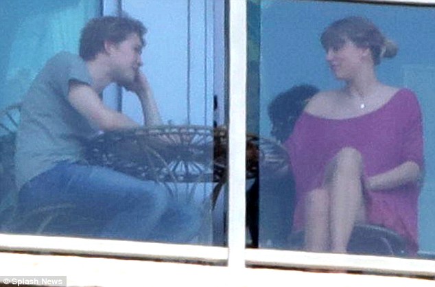 Lần đầu tiên Taylor Swift bị bắt gặp trò chuyện cùng bạn trai mới - Ảnh 4.