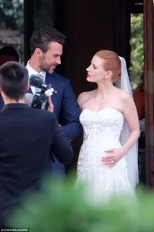 Anne Hathaway nổi bật cùng chồng tham dự đám cưới của Jessica Chastain tại Ý - Ảnh 1.