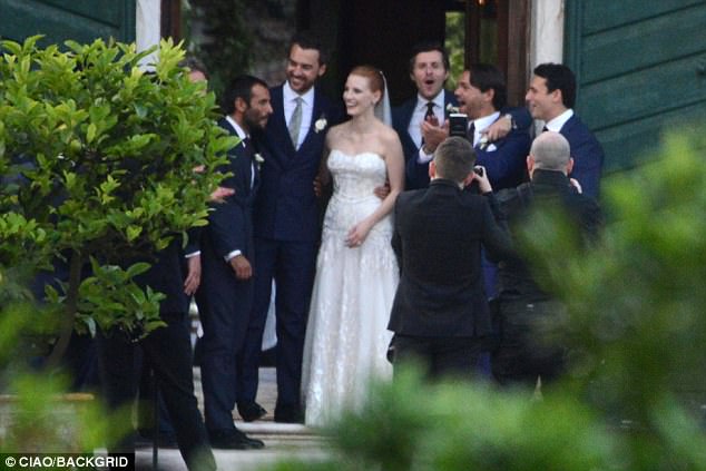 Anne Hathaway nổi bật cùng chồng tham dự đám cưới của Jessica Chastain tại Ý - Ảnh 2.