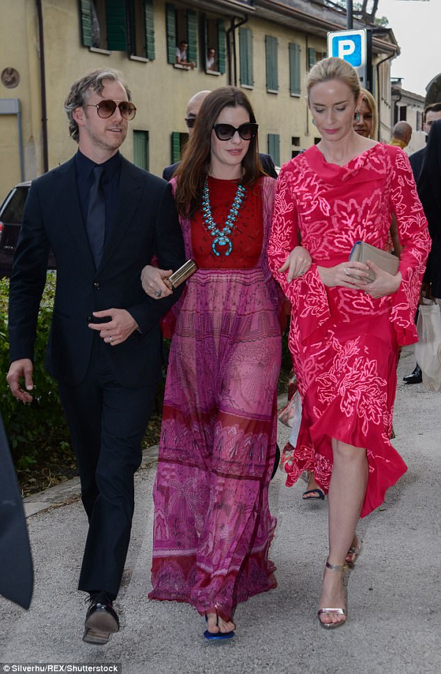Anne Hathaway nổi bật cùng chồng tham dự đám cưới của Jessica Chastain tại Ý - Ảnh 3.