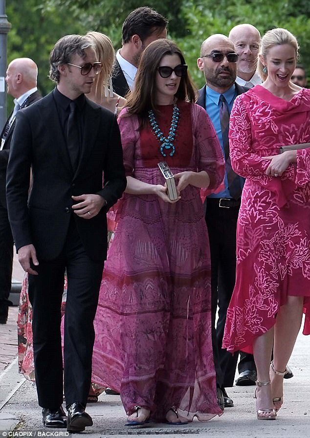 Anne Hathaway nổi bật cùng chồng tham dự đám cưới của Jessica Chastain tại Ý - Ảnh 4.