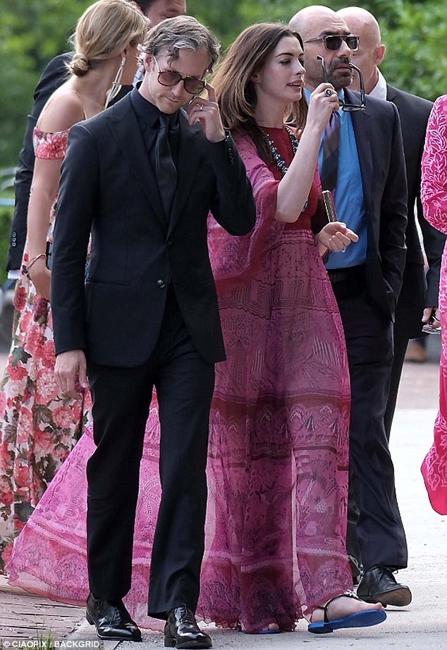 Anne Hathaway nổi bật cùng chồng tham dự đám cưới của Jessica Chastain tại Ý - Ảnh 5.