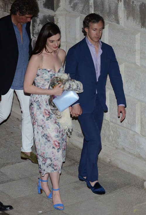 Anne Hathaway nổi bật cùng chồng tham dự đám cưới của Jessica Chastain tại Ý - Ảnh 6.