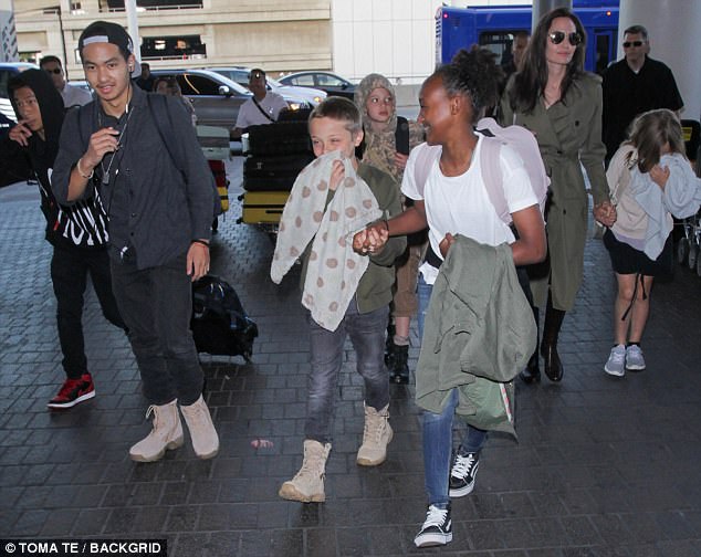 Thực hư chuyện Angelina Jolie đưa 6 nhóc tì đi du lịch để Brad Pitt lẻ bóng trong “Ngày của cha” - Ảnh 1.