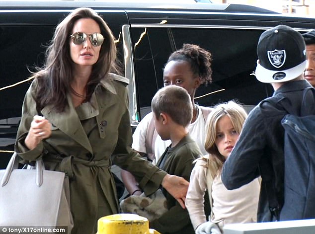 Thực hư chuyện Angelina Jolie đưa 6 nhóc tì đi du lịch để Brad Pitt lẻ bóng trong “Ngày của cha” - Ảnh 2.