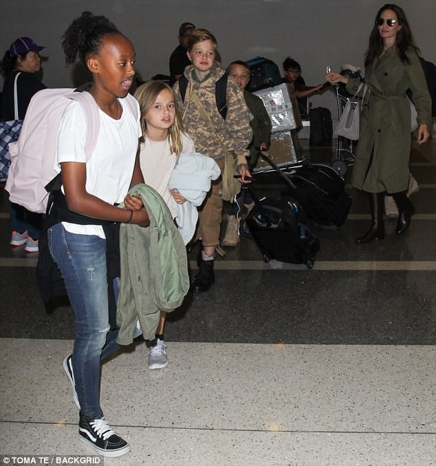 Thực hư chuyện Angelina Jolie đưa 6 nhóc tì đi du lịch để Brad Pitt lẻ bóng trong “Ngày của cha” - Ảnh 3.