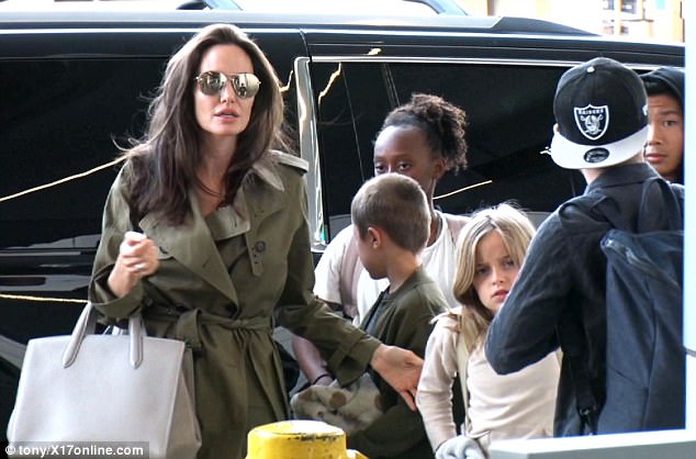 Bất ngờ trước diện mạo tràn đầy sức sống của Angelina Jolie khi có mặt tại Kenya - Ảnh 4.