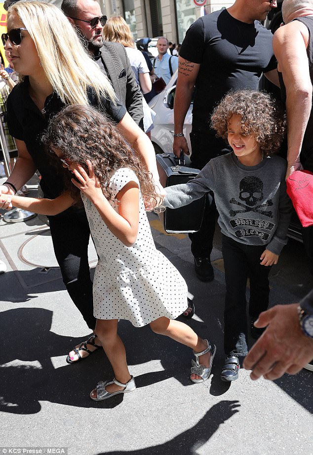 Con gái 6 tuổi của Mariah Carey chống nạnh, làm mặt cau có trước ống kính máy ảnh  - Ảnh 3.