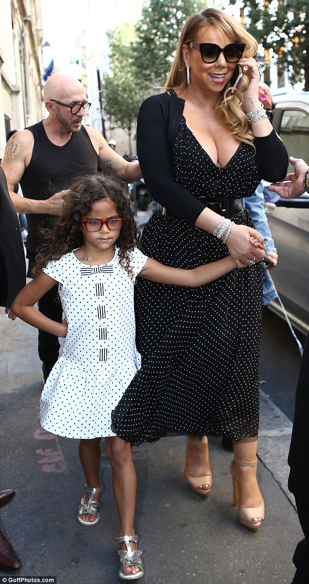 Con gái 6 tuổi của Mariah Carey chống nạnh, làm mặt cau có trước ống kính máy ảnh  - Ảnh 4.