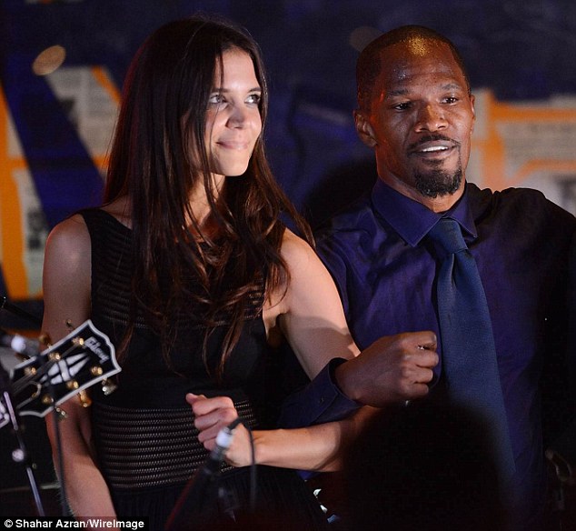 Katie Holmes và bạn trai da màu Jamie Foxx lại bị bắt gặp xuất hiện ở Los Angeles - Ảnh 3.