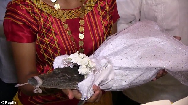 Thị trưởng làm đám cưới với cá sấu vì lý do ai cũng bất ngờ - Ảnh 5.