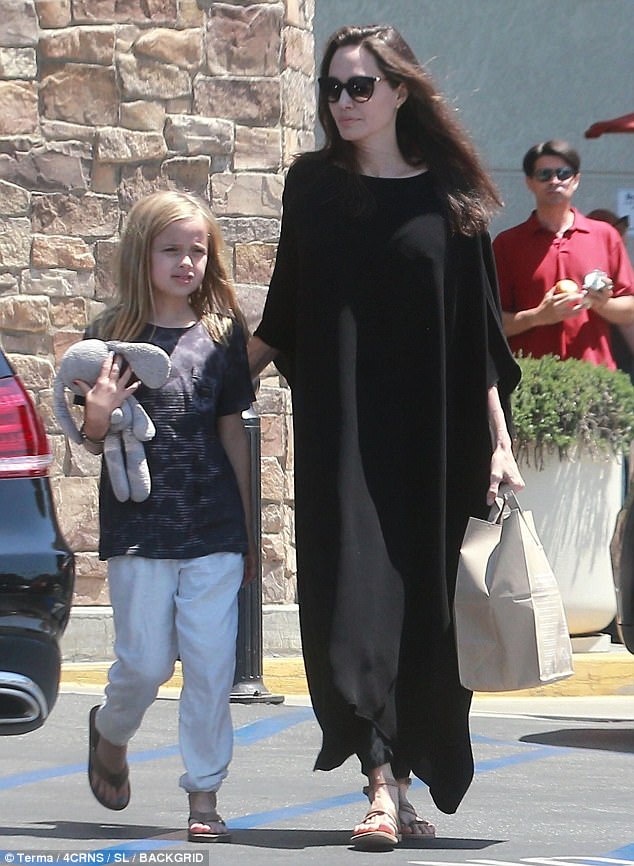 Con gái út nhà Angelina Jolie càng lớn càng giống mẹ - Ảnh 1.