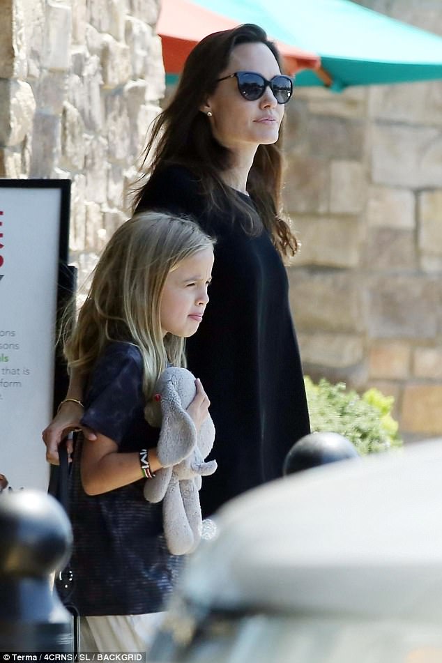 Con gái út nhà Angelina Jolie càng lớn càng giống mẹ - Ảnh 3.