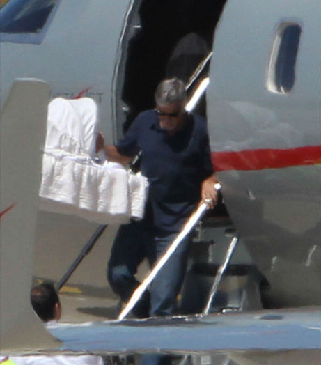 Tài tử George Clooney và vợ lần đầu xuất hiện cùng cặp sinh đôi - Ảnh 1.
