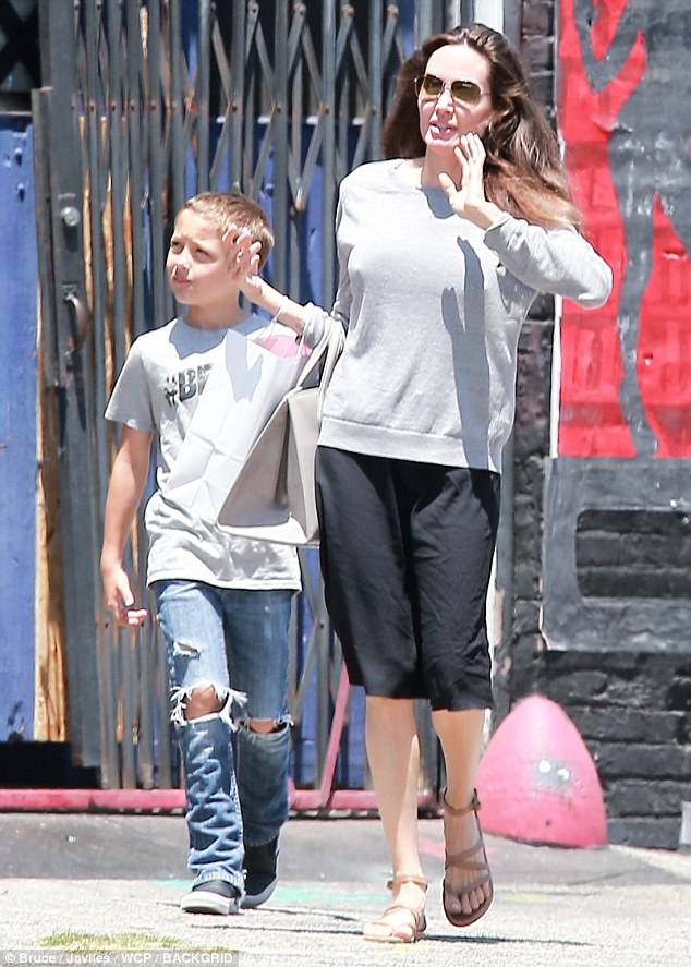 Angelina Jolie lets her breasts hang loose while shopping with her youngest son - Photo 3.