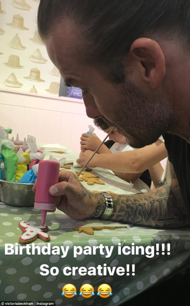 David Beckham vào bếp tỉ mẩn làm bánh mừng sinh nhật con gái nhỏ. - Ảnh 1.