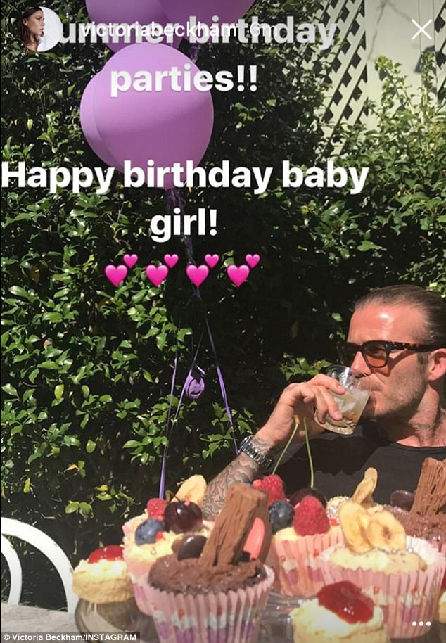 David Beckham vào bếp tỉ mẩn làm bánh mừng sinh nhật con gái nhỏ. - Ảnh 3.