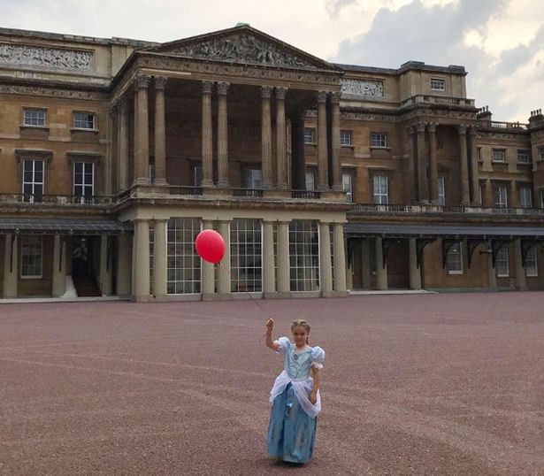 Tranh cãi quanh việc bé Harper được ưu ái đón tuổi mới tại Cung điện Buckingham - Ảnh 1.