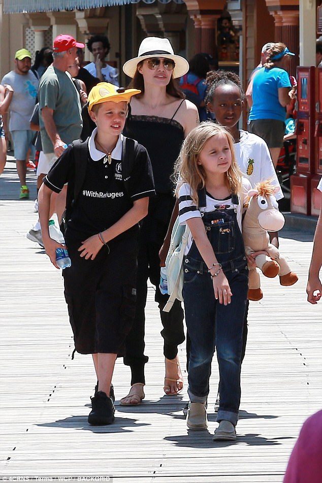 Angelina Jolie diện váy 2 dây trẻ trung đưa các con đi chơi công viên