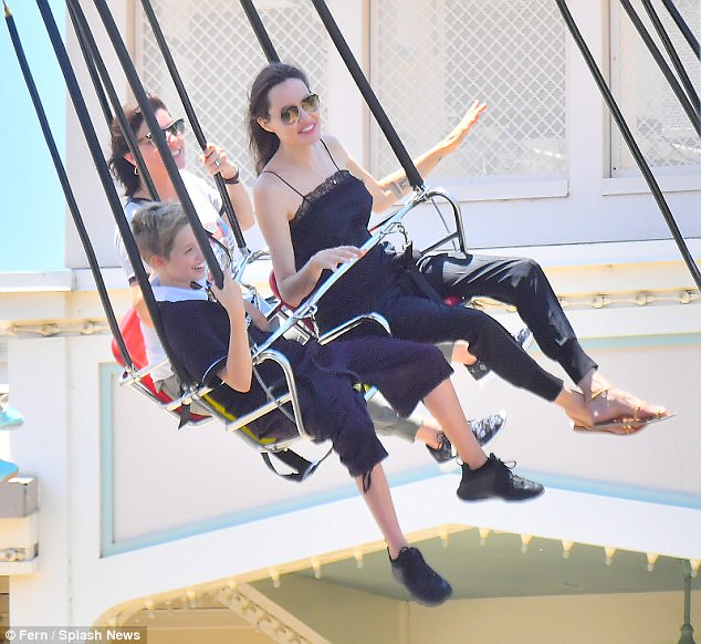 Angelina Jolie diện váy 2 dây trẻ trung đưa các con đi chơi công viên - Ảnh 5.