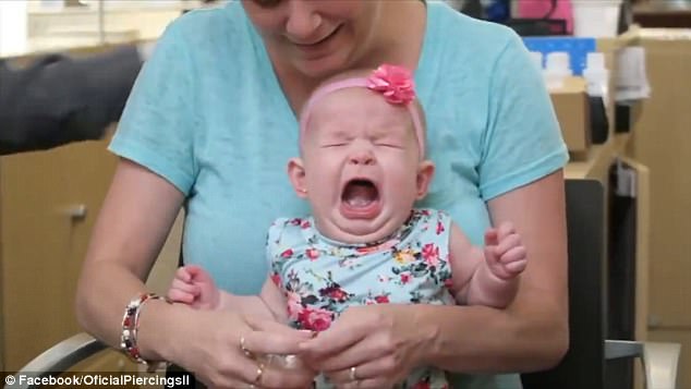 Hai bà mẹ hứng rổ gạch đá vì clip con gái 4 tháng tuổi khóc lóc đau đớn do bấm lỗ tai - Ảnh 5.