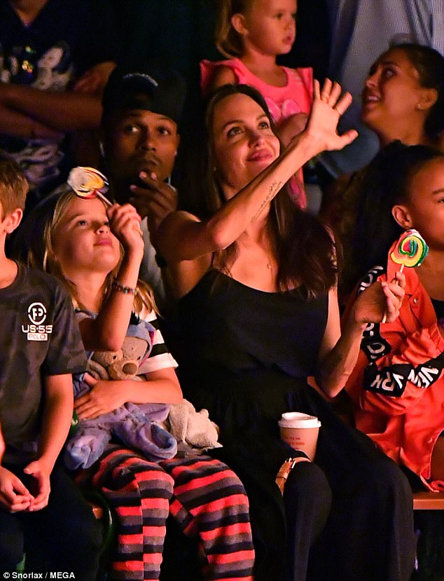 Angelina Jolie ngày càng tươi trẻ đến ngỡ ngàng - Ảnh 3.