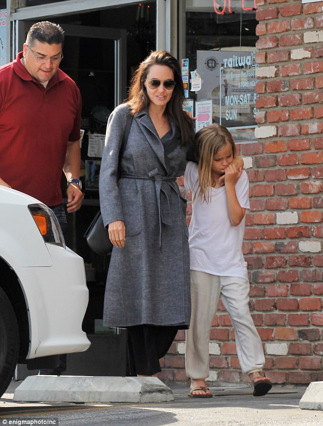 Con gái út âu yếm hôn tay Angelina Jolie trên phố - Ảnh 2.