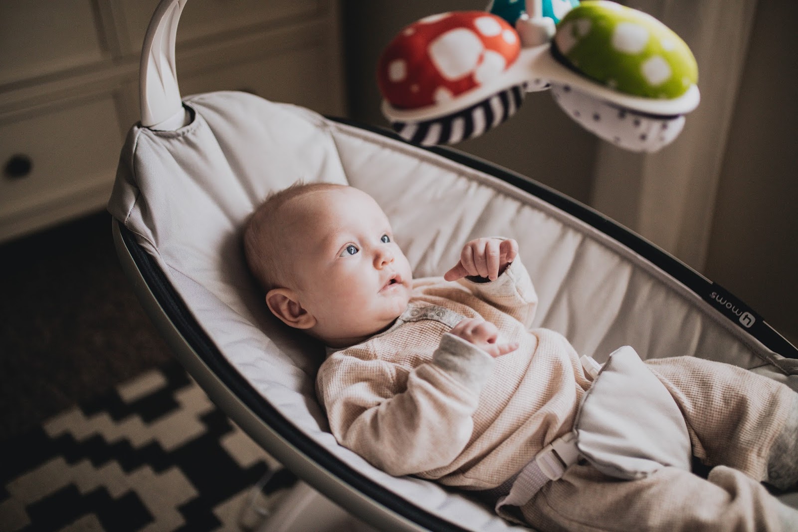 MamaRoo – chiếc ghế nằm có thể ru và vỗ về con cho bố mẹ rảnh tay trong chốc lát - Ảnh 5. MamaRoo – chiếc ghế nằm có thể ru và vỗ về con cho bố mẹ rảnh tay trong chốc lát - Ảnh 5.