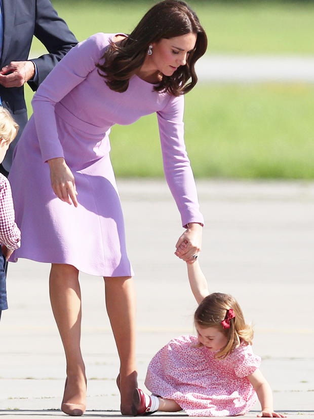 Cách công nương Kate Middleton khéo léo xử lí cơn ăn vạ của con y như một chuyên gia tâm lý - Ảnh 4.