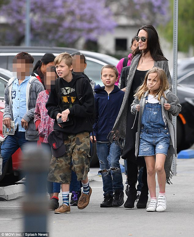Brad Pitt buồn bã khi Angelina Jolie không mời tới dự tiệc sinh nhật của cậu cả Maddox - Ảnh 2.