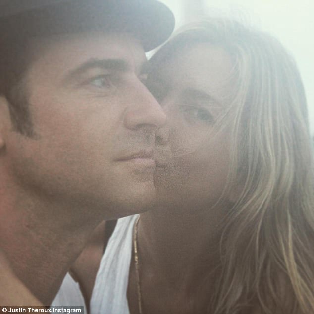 Jennifer Aniston hôn chồng ngọt ngào kỷ niệm 2 năm ngày cưới - Ảnh 1.