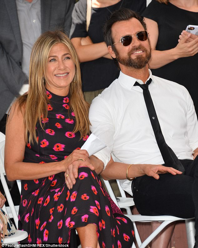 Jennifer Aniston hôn chồng ngọt ngào kỷ niệm 2 năm ngày cưới - Ảnh 5.