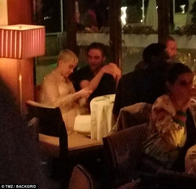 Katy Perry bị bắt gặp hẹn hò vui vẻ với Robert Pattinson - Ảnh 1.