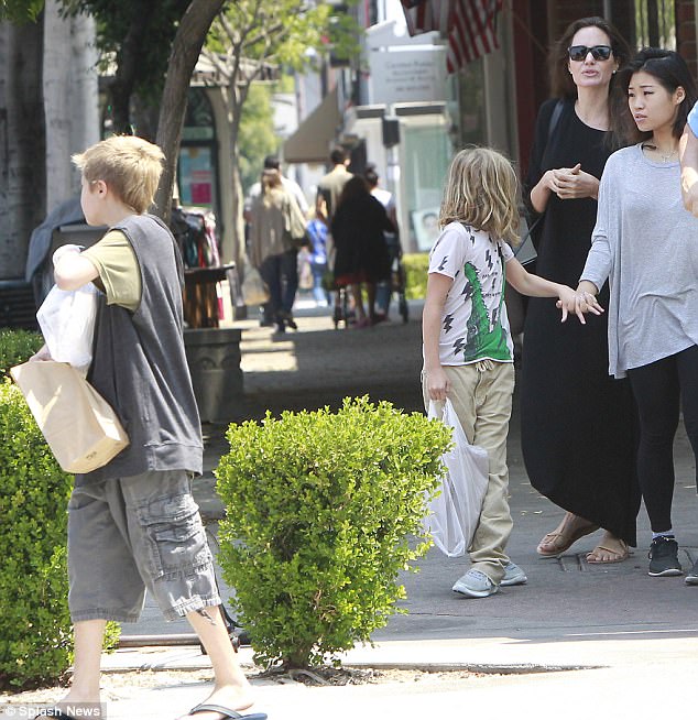 Hai con gái ruột của Angelina Jolie mặc đồ tomboy đi mua sắm với mẹ - Ảnh 1.
