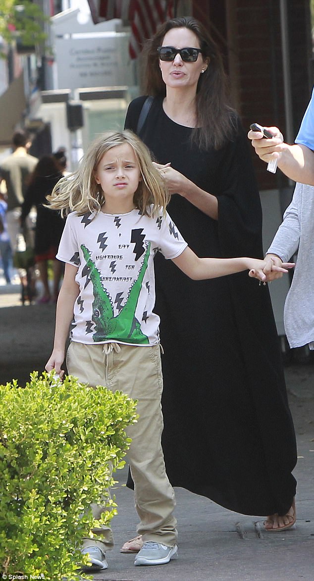 Hai con gái ruột của Angelina Jolie mặc đồ tomboy đi mua sắm với mẹ - Ảnh 2.