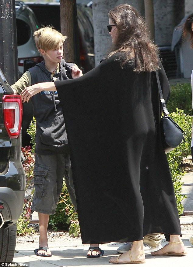 Hai con gái ruột của Angelina Jolie mặc đồ tomboy đi mua sắm với mẹ - Ảnh 3.