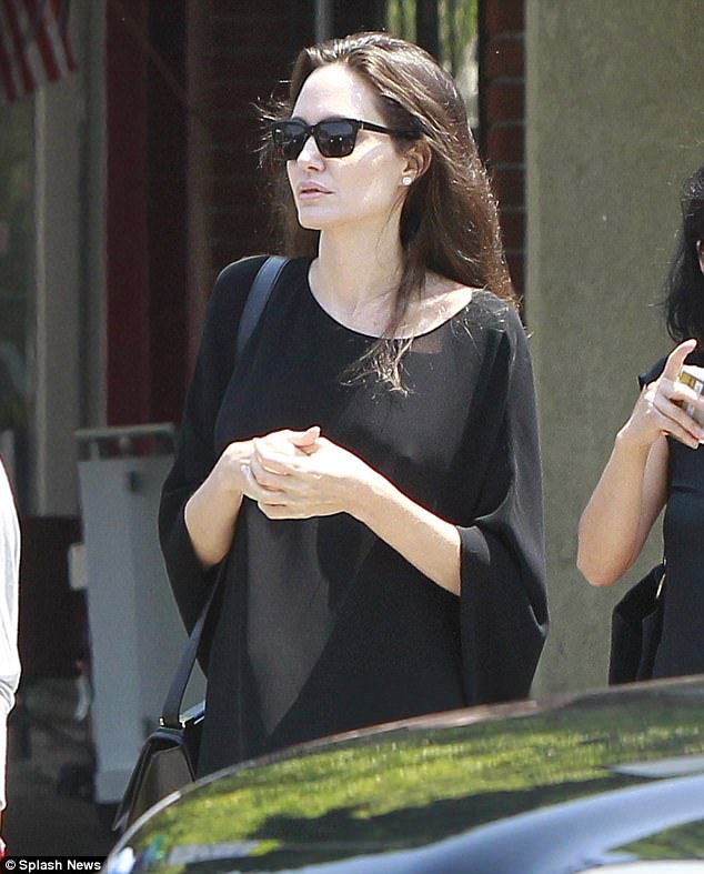 Hai con gái ruột của Angelina Jolie mặc đồ tomboy đi mua sắm với mẹ - Ảnh 5.