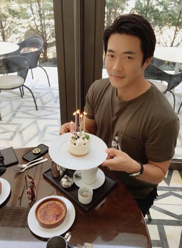 Kwon Sang Woo mừng sinh nhật vợ Son Tae Young ngọt ngào như lúc mới yêu - Ảnh 4.